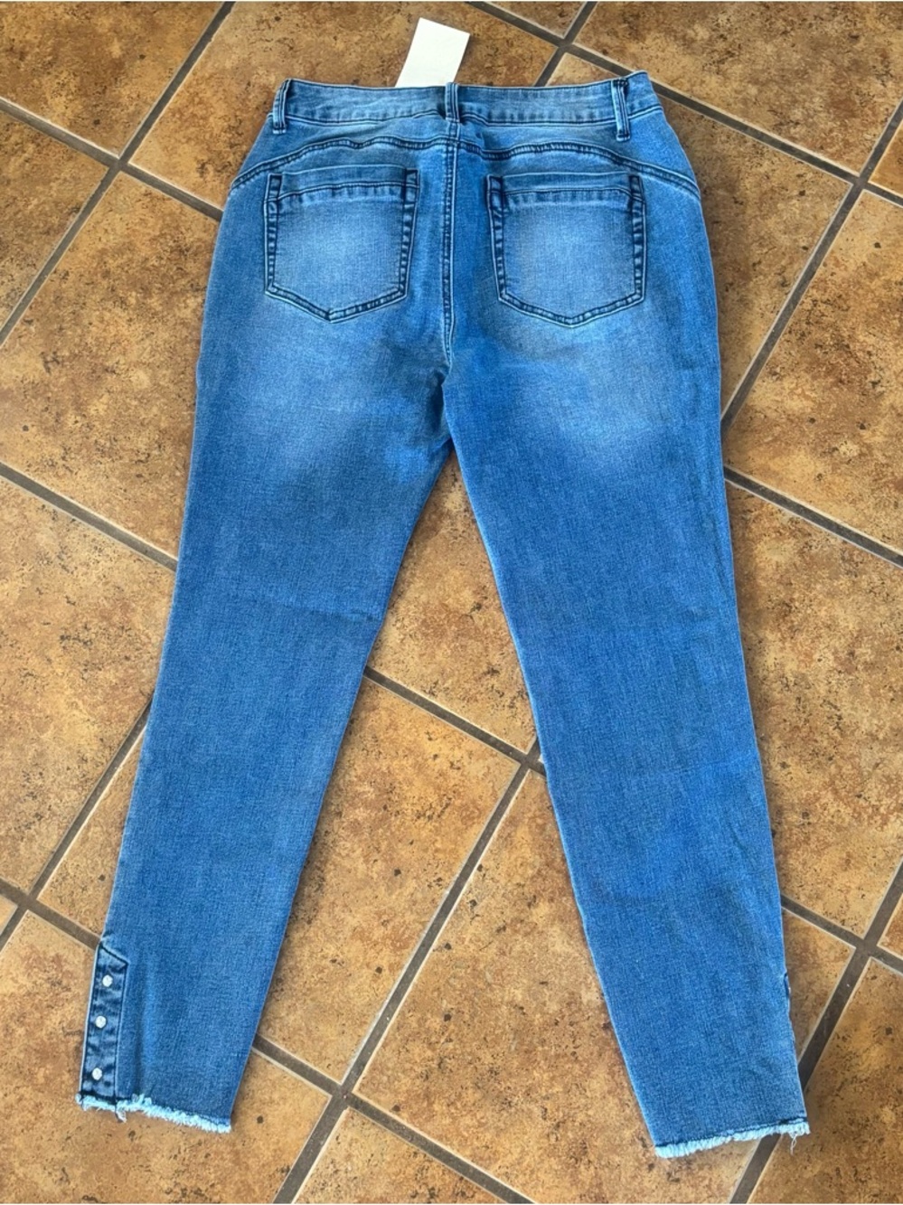Flamingals Women’s Blue Denim Ankle Jeans with Button Hem Pearl Bottoms NWT - Picture 5 of 7